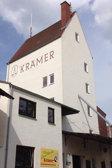 Lagerhaus der Firma Krämer mit Schriftzug in der Walterfingerstraße in Abensberg