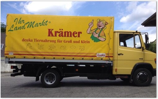 Gelber Lkw von Landmarkt Krämer mit Logo